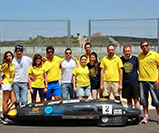 El equipo de diseo del coche de bajo consumo en el circuito de carreras